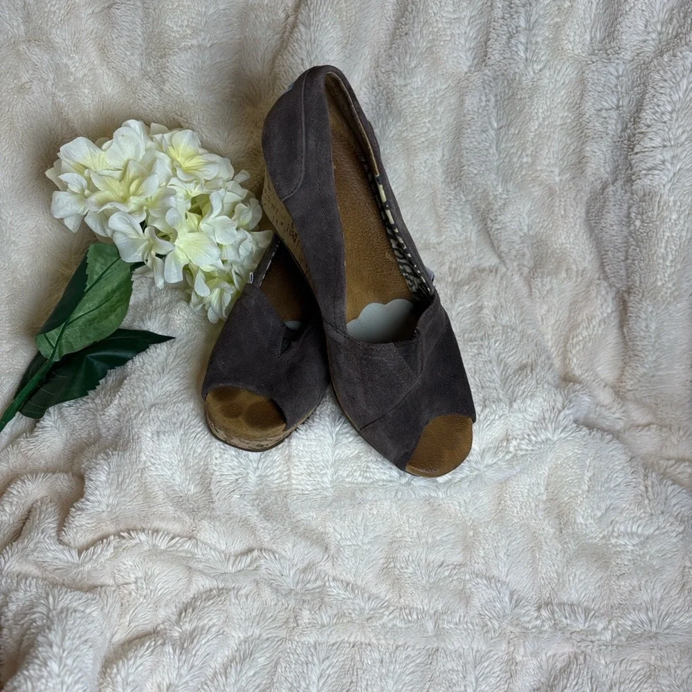 TOMS Women's Taupe Suede Wedges size 9